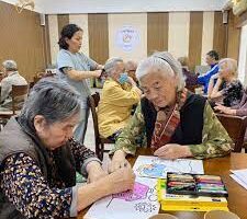 Các mô hình kinh doanh nào tiềm năng xung quanh việc chăm sóc người cao tuổi?