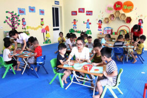 Lợi ích của giáo dục mầm non đối với phụ huynh và gia đình là gì?