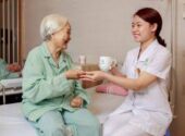 Những kỹ năng cần có khi làm việc với người cao tuổi