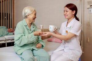 Những kỹ năng cần có khi làm việc với người cao tuổi