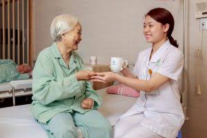 Những kỹ năng cần có khi làm việc với người cao tuổi